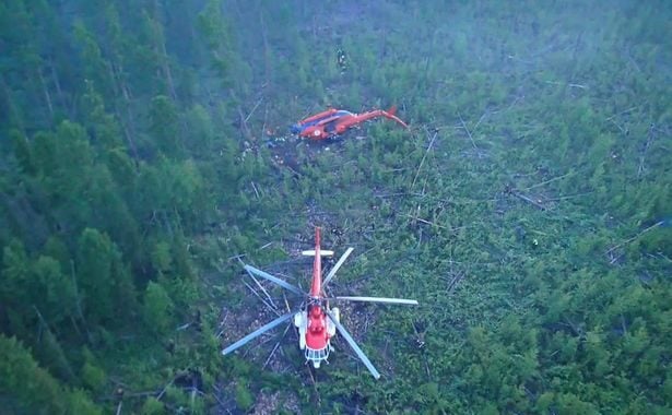 All 20 crew members miraculously survive a helicopter crash after quickly falling to the ground