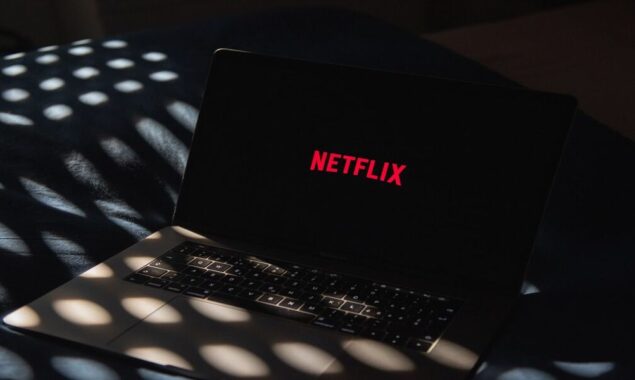 Netflix working “actively” on an ad-supported subscription
