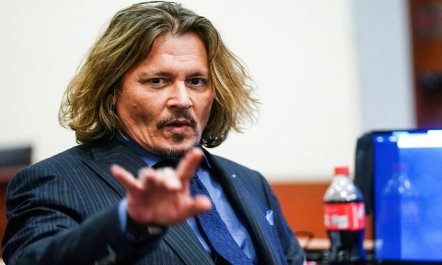 As he joined Jeff Beck on stage, concertgoers dubbed Johnny Depp a “drunk pub singer”