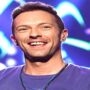Chris Martin surprises a couple at a UK pub by playing A Sky Full of Stars on the piano