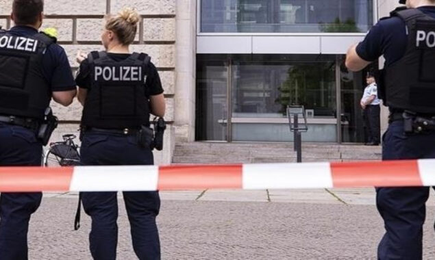 Germany, a man assaults woman, child at school