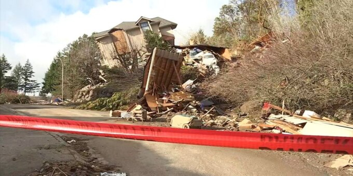 A Bellevue family sues the city after their house falls due to landslide/Bolnews.com