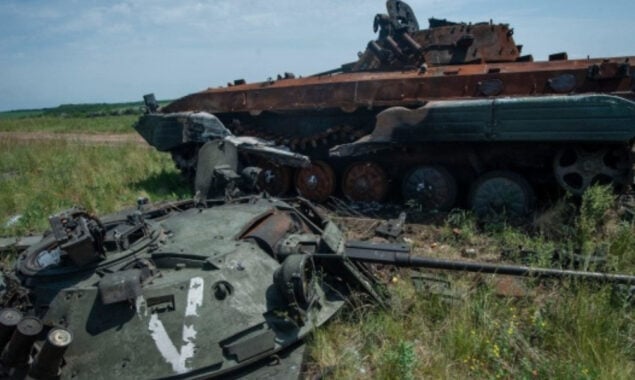  Eastern Ukraine: Ukrainian soldiers destroy an enemy cannon, mortar, and two ammunition stores