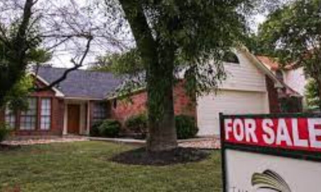 US home prices top $400,000 for first time