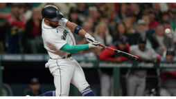 Dylan Moore drives in the game-winning run as the Mariners win 7-6