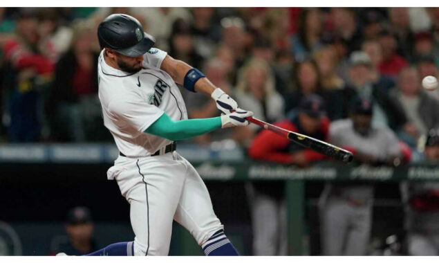 Dylan Moore drives in the game-winning run as the Mariners win 7-6