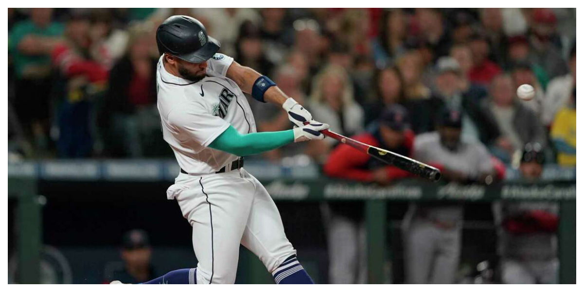 Dylan Moore drives in the game-winning run as the Mariners win 7-6