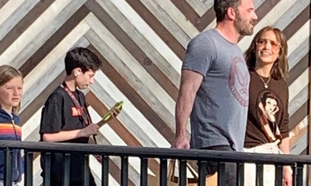 Jennifer Lopez beau Ben Affleck take kids to mall, no bodyguards in sight