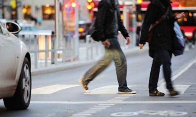 An automobile clashes with pedestrians