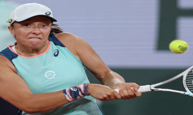 World No. 1 Swiatek extends winning run to reach French Open semis