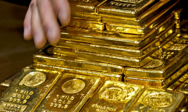 Gold declines Rs1,000/tola
