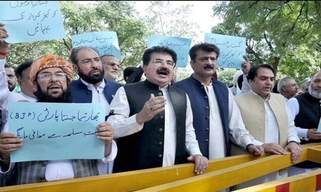 Parliamentarians hold protest against blasphemous remarks outside Indian HC