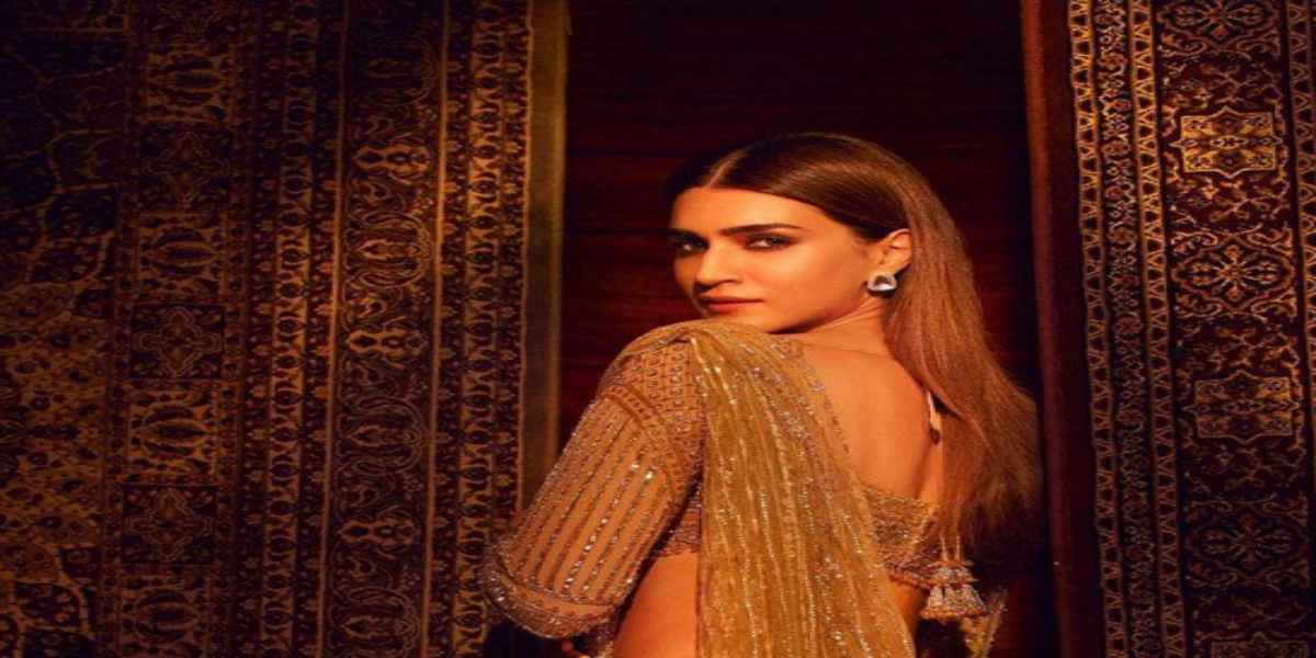 Kriti Sanon shines in a Falguni & Shane peacock saree for Umang 2022