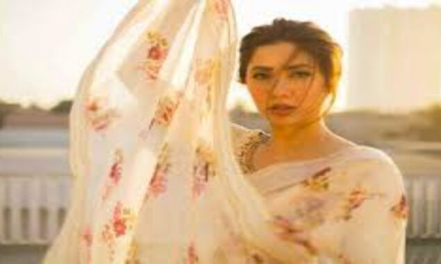 Did you know Mahira Khan fall off the stage while presenting an award?