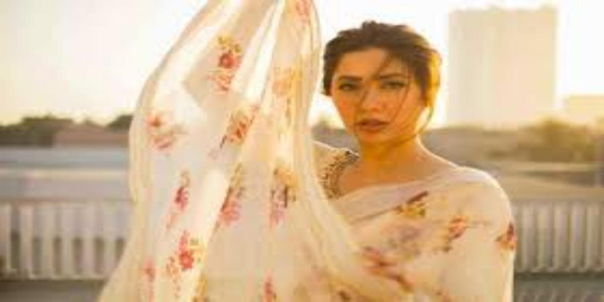 Did you know Mahira Khan fall off the stage while presenting an award?