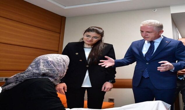 Mayor visits elderly Syrian woman after unprovoked attack by Turkish man