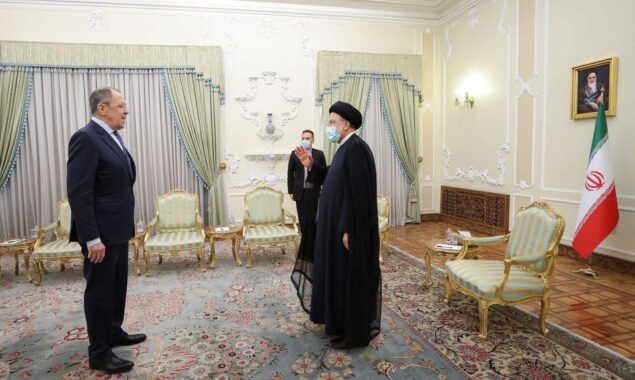 Lavrov visits Iran to discuss the nuclear agreement and collaboration