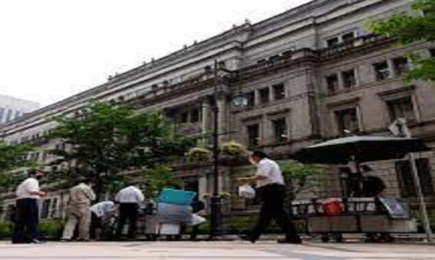 BOJ maintains ultra-low interest rates, but warns against fast currency