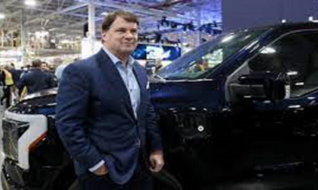 As the cost rises, Ford CEO Mark Fields predicts industry consolidation