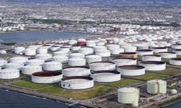 Oil falls 6% to a four-week low due to recession and a strong currency