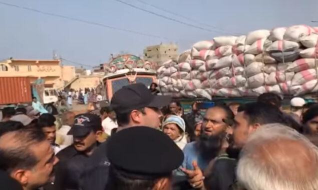 Residents of Agra Taj and Mauripur staged a protest.