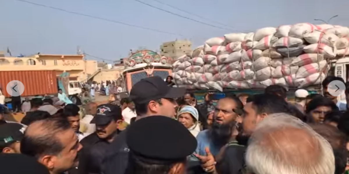 Residents of Agra Taj and Mauripur staged a protest.