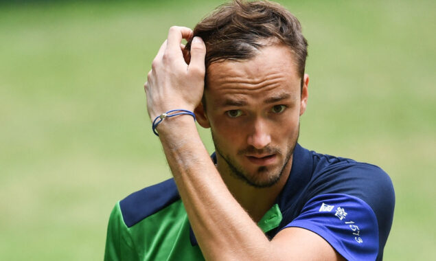 WATCH: Daniil Medvedev yells at his coach, who lefts court during match