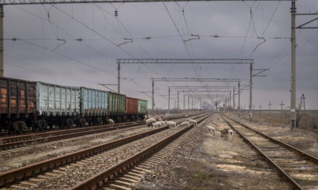 Train reaches Crimea from southern Ukraine