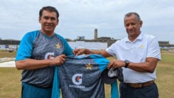 SL vs PAK: Pakistani and Sri Lankan team managers exchange shirts