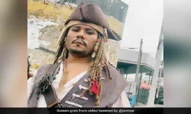 Internet users call this beggar “Johnny Debt”