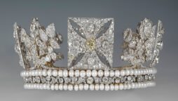 The famous diamond crown of the queen is displayed in public