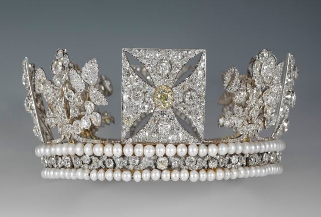 The famous diamond crown of the queen is displayed in public