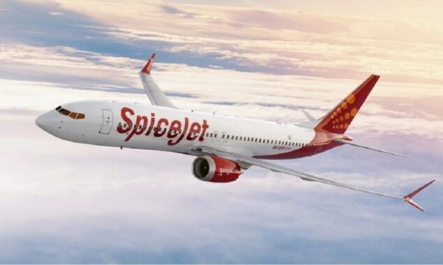 SpiceJet: Mumbai flight windshield cracks, Karachi stop
