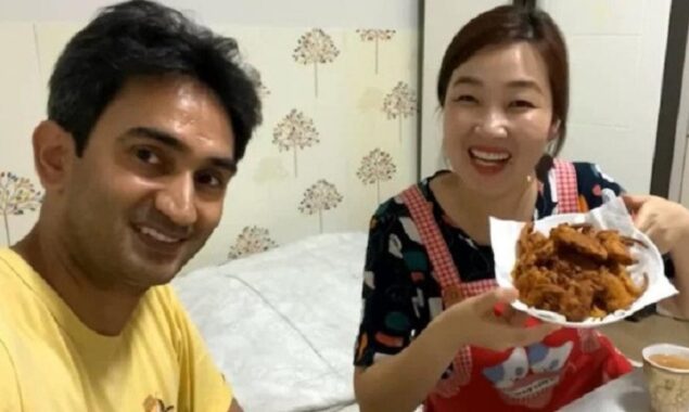 Korean woman makes pakoday for her Indian husband