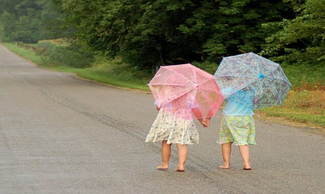 Umbrella-sharing kids make netizens nostalgic