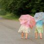 Umbrella-sharing kids make netizens nostalgic