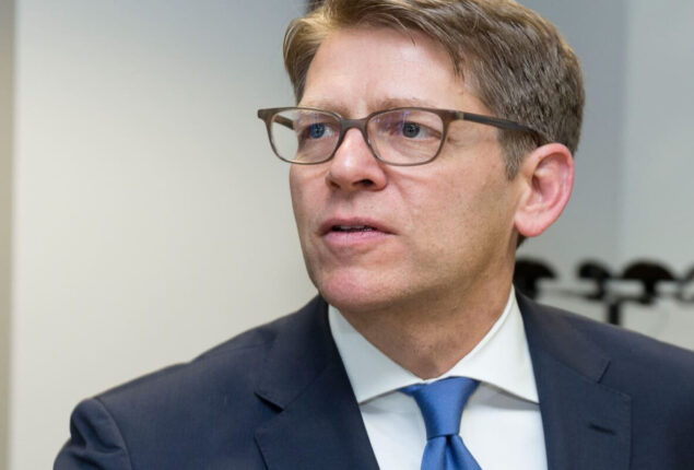 Jay Carney: Amazon chief to join Airbnb as strategy and PR head