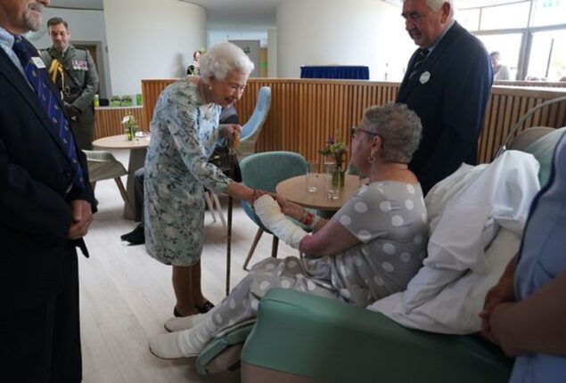 Queen cracks a fantastic joke, as a man’s phone rings during a vital moment during a surprise visit