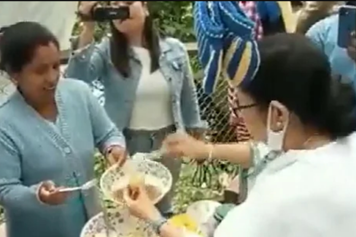 mamata banerjee makes pani puris