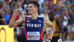 Jakob Ingebrigtsen: Predominant wins world 5,000m gold