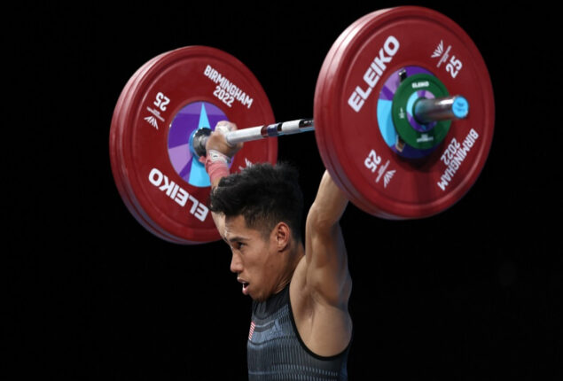 Aznil Bidin successfully defends her gold medal in weightlifting
