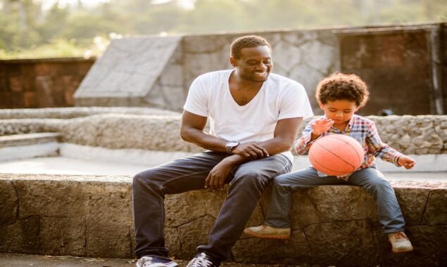 Dad creates a creative ball-playing technique that impresses online users