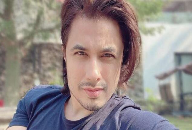 Netizens reacts to Ali Zafar going shirtless and defending it