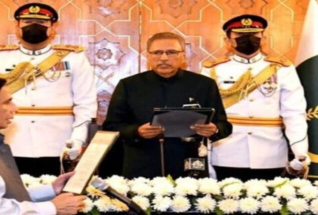 Pervaiz Elahi takes slot of CM Punjab, President administers oath
