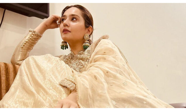 Dur-e-Fishan Turns Desi Girl in Formal Outfit- See Stunning Pics