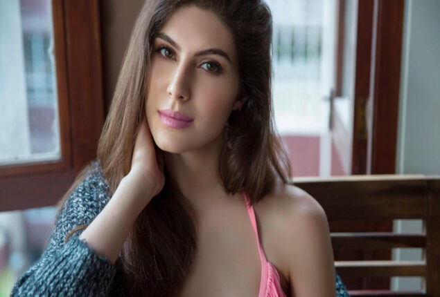 Elnaaz Norouzi enliven fans by singing live on Instagram for the first time