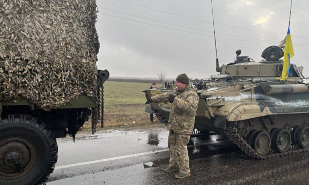  Ukrainian paratroopers obliterate a Russian vehicle column with ammunition
