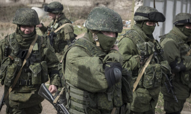 Russian soldiers capture the commander so that he would not escape