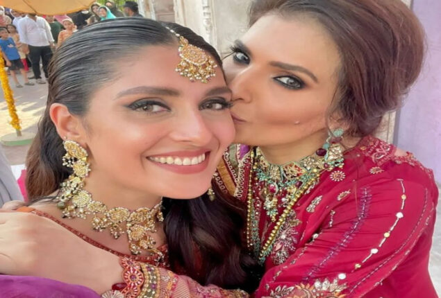 Public Reacts To Resham and Ayeza Dance on Bollywood Song