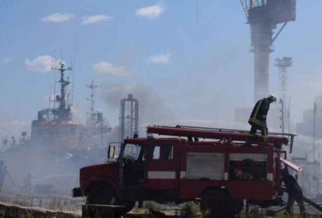Russian missiles strike a port in Ukraine, while Kiev claims to be still preparing for grain deliveries
